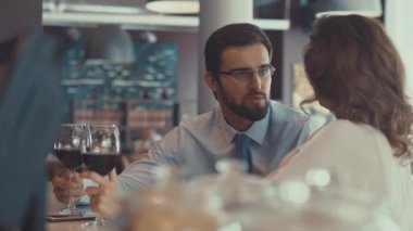 Genç iş adamları kapalı