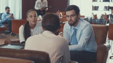 Gülümseyen insanlar iş başında