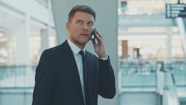 Młody Człowiek Garniturze Rozmawia Przez Telefon — Wideo stockowe