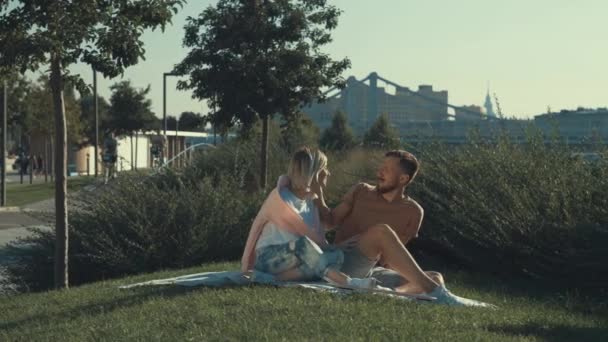 Kussend Paar Vakantie — Stockvideo