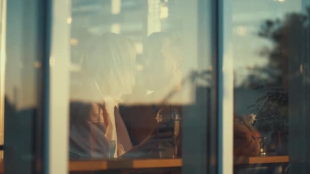 在咖啡馆亲吻情侣 — 图库视频影像