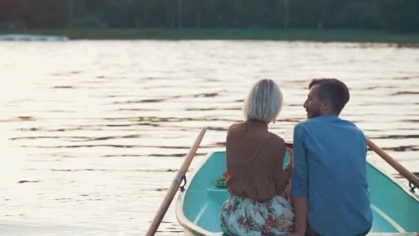 在船上恋爱的年轻夫妇 — 图库视频影像
