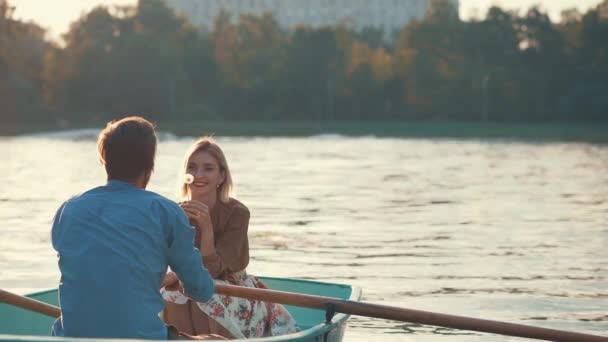 Glückliches Junges Paar Bei Einem Date — Stockvideo