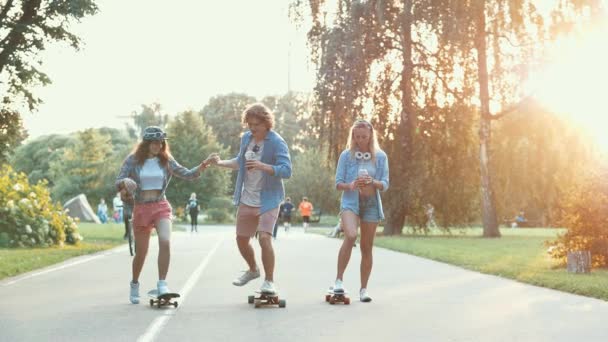 Junge Skateboarder Sommerpark — Stockvideo