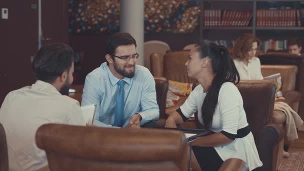 Jóvenes Trabajadores Empresariales Reunión — Vídeo de stock