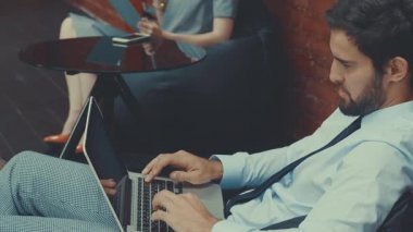 çalışan genç insanlar