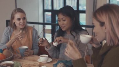 Stüdyo örgü içinde çekici kız