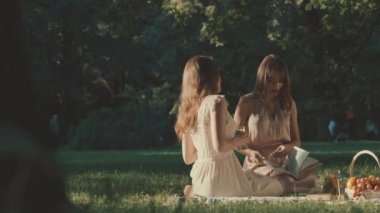 Piknik gülümseyen genç kızlar