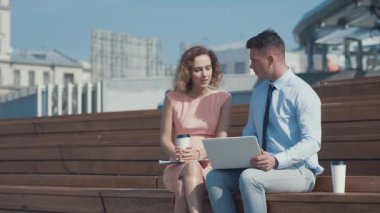 Genç meslektaşları ile dizüstü bilgisayar açık havada