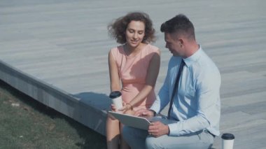 Gülümseyen genç iş adamları iş başında