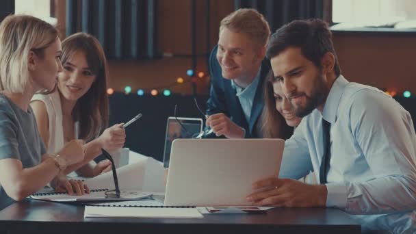 Jóvenes Felices Trabajo — Vídeos de Stock