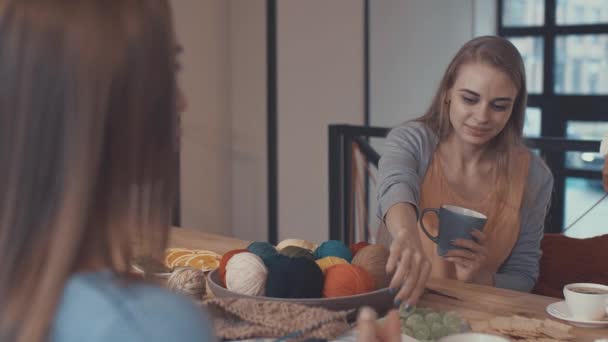 Chicas Jóvenes Hablando Estudio — Vídeo de stock