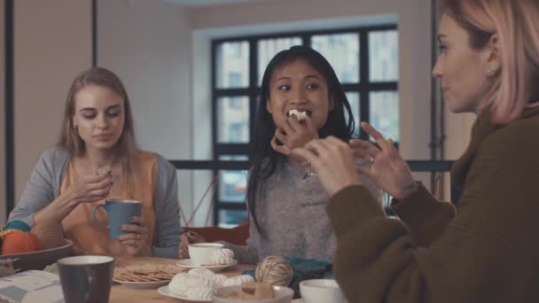 Jovens Raparigas Felizes Estúdio — Vídeo de Stock