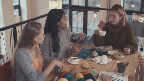 Chicas Jóvenes Sonrientes Mesa — Vídeos de Stock