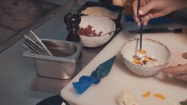 Cook hazırlar mutfakta kadar yakın