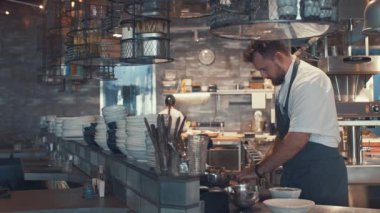 Genç iş mutfakta yemek