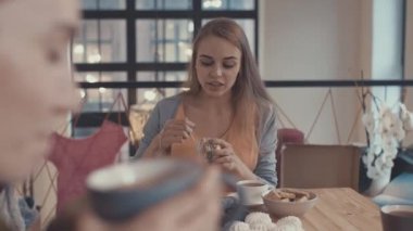 Stüdyoda genç arkadaşlar