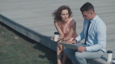 Gençler açık havada gülümseyen