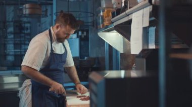 Adam kesme et mutfakta