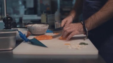 Şef mutfakta suşi hazırlıyor.