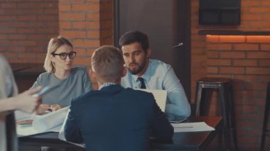 Çatı katında çalışan iş insanlar