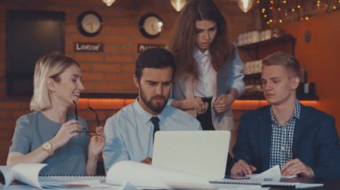 Bir grup insan çatı