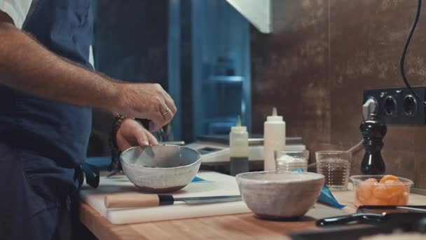 Cuoco Professionista Che Cucina Vicino — Video Stock