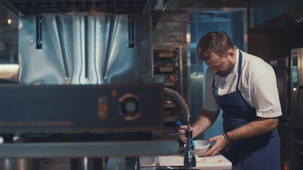 Junger Koch Kocht Der Küche — Stockvideo