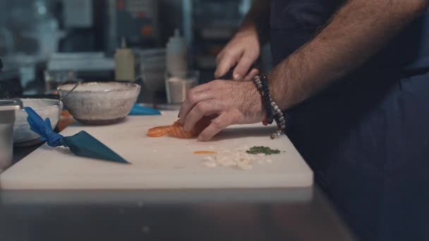 Chef Cortando Pescado Cocina — Vídeos de Stock