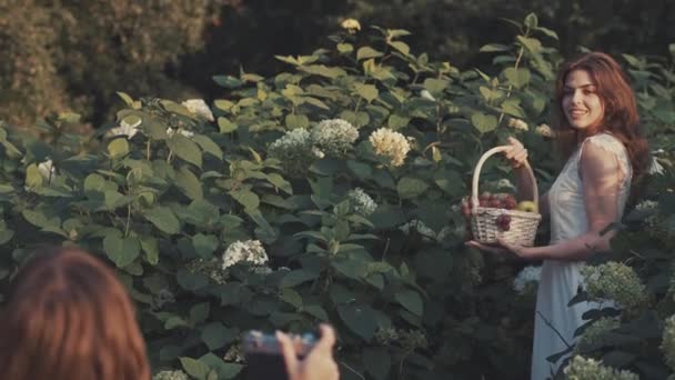 Junges Attraktives Mädchen Beim Fotoshooting — Stockvideo