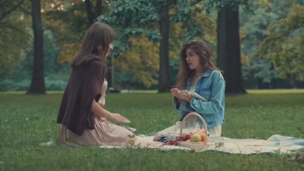 Молоді Дівчата Читають Парку — стокове відео