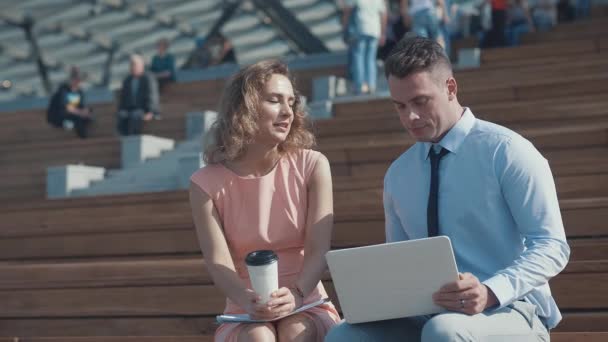 Trabalhadores Com Laptop Livre — Vídeo de Stock