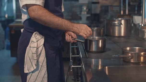 Άνθρωπος Που Ετοιμάζει Στην Κουζίνα — Αρχείο Βίντεο