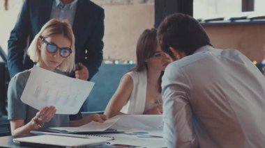 Kapalı çalışan genç insanlar