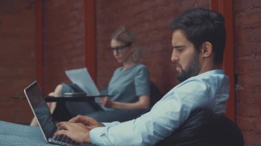 Çatı katında çalışma insanlar