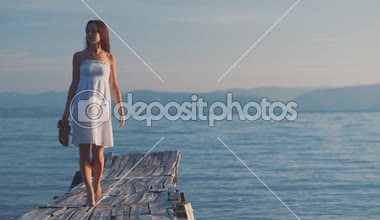 Çekici pier girl on denizin kenarında