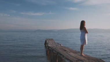 Genç bayan tatilde.