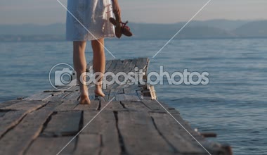 Genç kız yalınayak açık havada