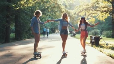 Gençler açık havada buz pateni