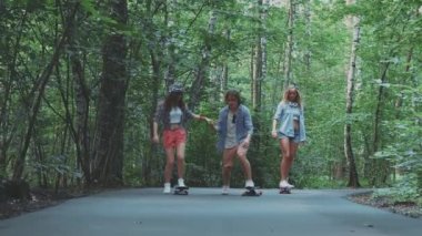 Yaz parkta genç patenciler