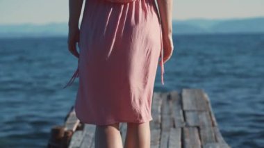 Genç pier girl on rüzgarlı havalarda