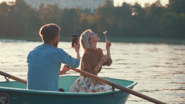 Pareja Joven Barco — Vídeos de Stock