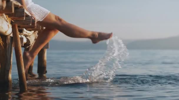 桟橋に裸足少女 — ストック動画