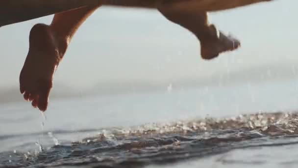 Pés Femininos Perto Mar — Vídeo de Stock