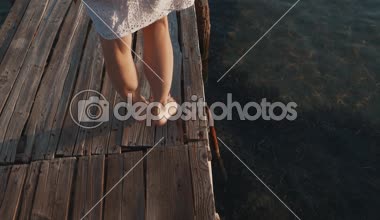 Kadın ayakları iskelede yürüyüş