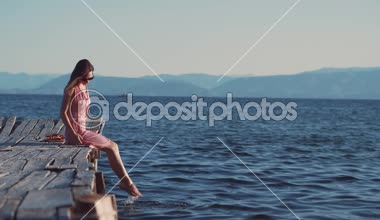 Yaz aylarında iskelede güzel kadın