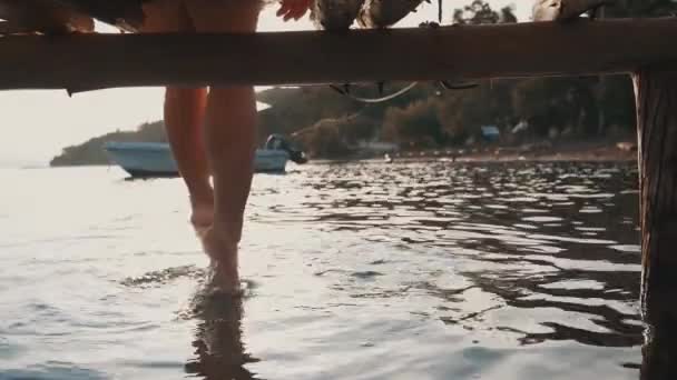 Ženské Nohy Slunečním Světle — Stock video