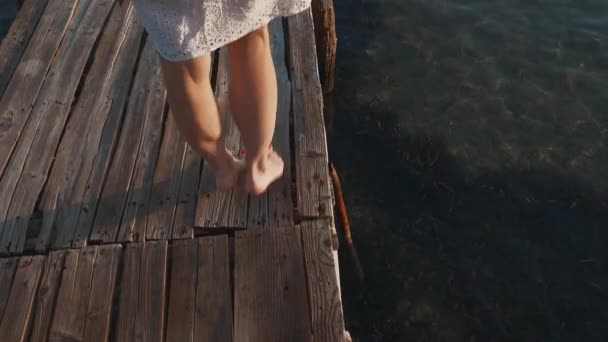 Женские Ноги Идущие Пирс — стоковое видео