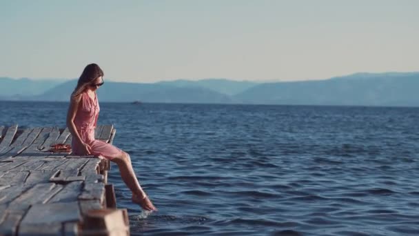 Schöne Frau Auf Der Seebrücke Sommer — Stockvideo