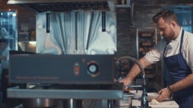 Genç şef mutfakta hazırlanması